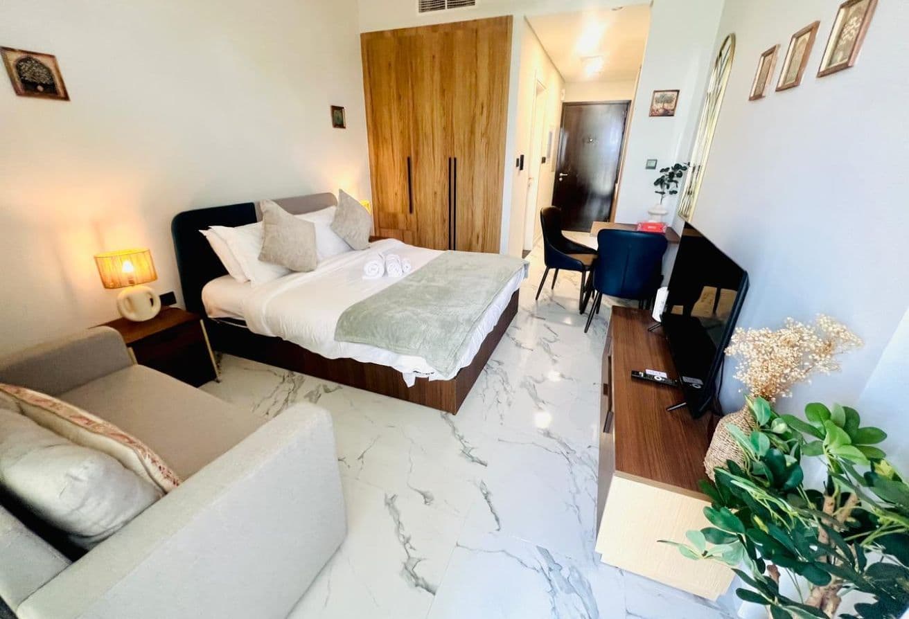 Furnished | Canal View | Specious Balcony — photo 3