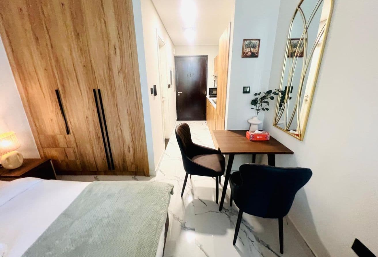 Furnished | Canal View | Specious Balcony — photo 4